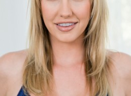 Ślicznie uśmiechnięta blondyneczka (1)